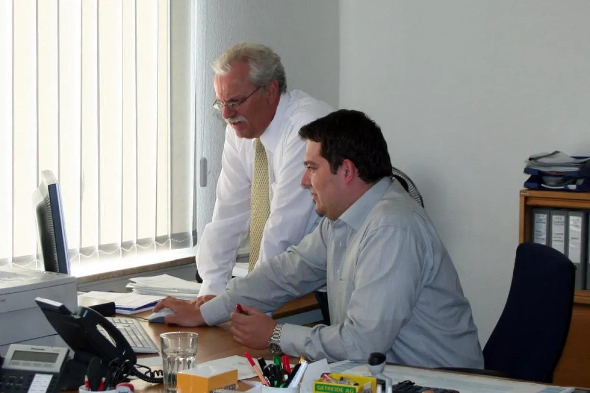 Geschäftsführer Bernd Theden (links) und Prokurist Sven Theden erstellen und verwalten Aufträge mit Komalog