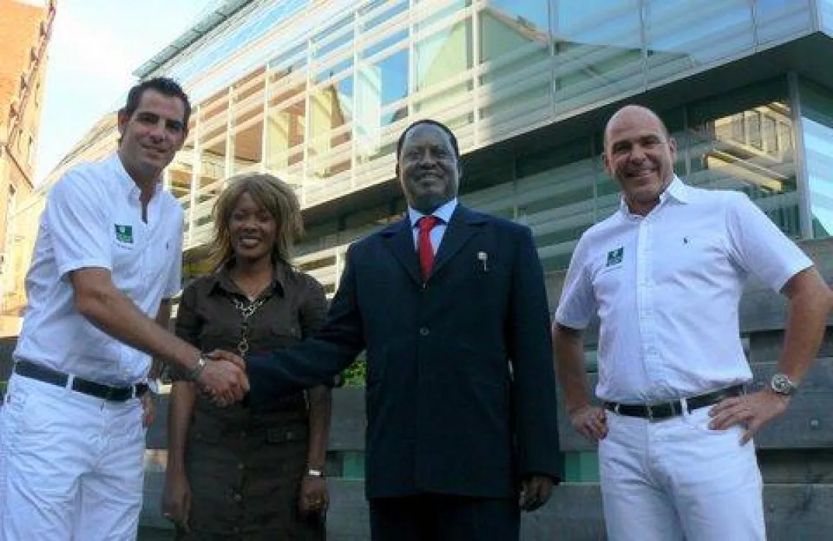 Dr. Engin Aksoy, Melissa Gäckle, Raila Odinga und Dr. Michael Weiss in Ulm in der Zahnklinik Opus dc (v.li.) Foto: up