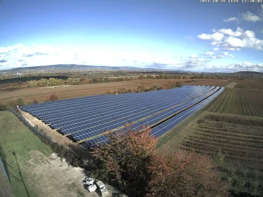 Bild: GEDEA-Ingelheim bringt Bürgersolarpark Ockenheim ans Netz / Wo Wein wächst, lässt sich auch Sonnenstrom ernten