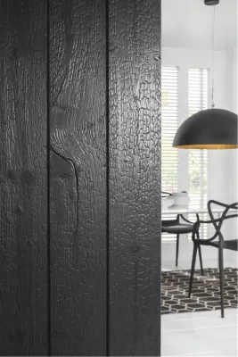 Bild: Neuheit: Karbonisiertes Holz für innen und außen - schwarze Holzoberflächen mit unverwechselbarem Charakter