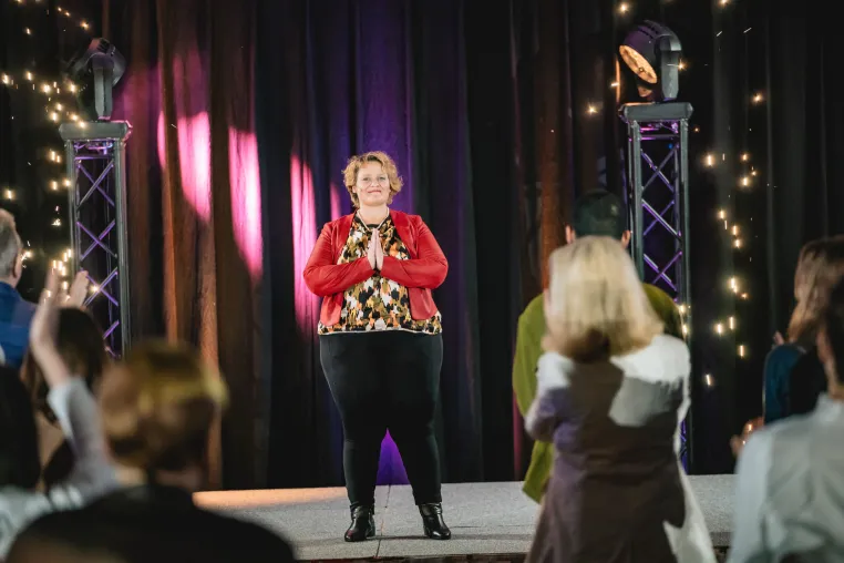 Bild: "Simone Schmidt triumphiert beim 3. internationalen Speakerslam in Wiesbaden und erhält Excellence Award"