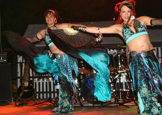 Bild: „Rheinische“ lädt zum Schulfest am 1. Juni ein: Lehrerband und Rockgruppe T.O.I sorgen für Party-Stimmung