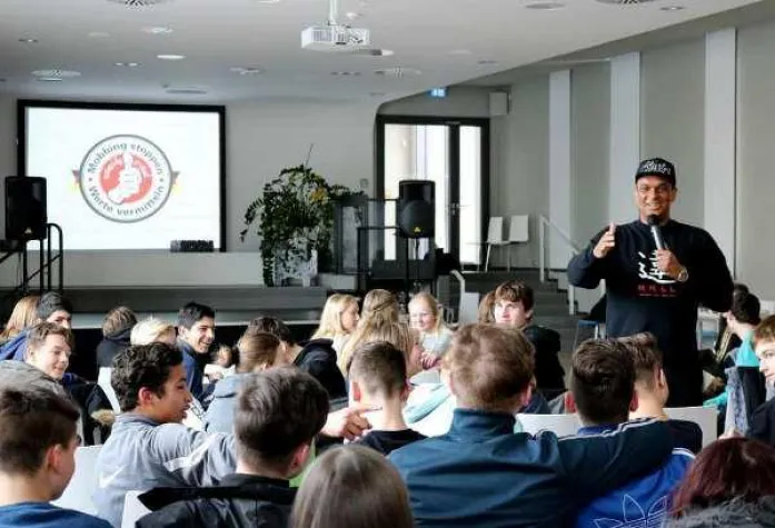 Werte statt Mobbing: Schulprojekt mit 2schneidig bewegt Bild: Werte statt Mobbing: Schulprojekt mit 2schneidig bewegt