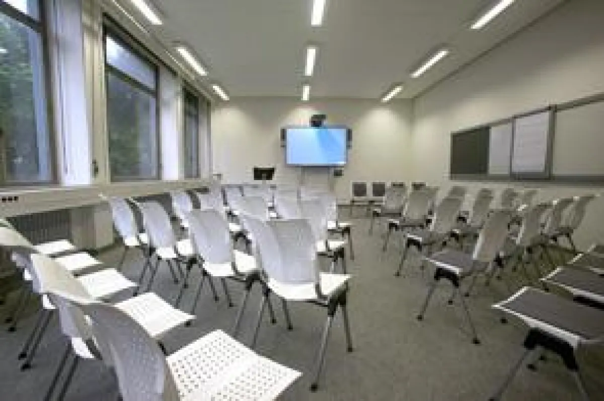 Studierende der Universität Köln lernen auf flexiblen Stühlen von HÅG