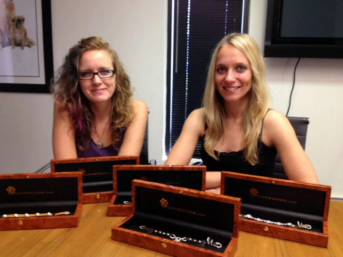 Melanie Frehse und Martha Smith mit den Hundecolliers im September 2012 in L.A.