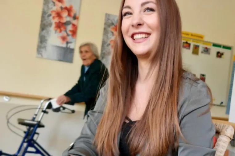 Bild: Was wirklich wichtig ist im Leben – Olivia Magalù ist begeisterte Altenpflegerin