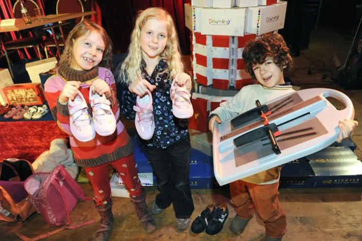 Kinderschuhe unter der Zirkuskuppel Bild: Kinderschuhe unter der Zirkuskuppel