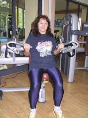 Bild: Weltrekord-Halterin im Masskrugtragen trainiert in der Gesundheitswelt Chiemgau AG