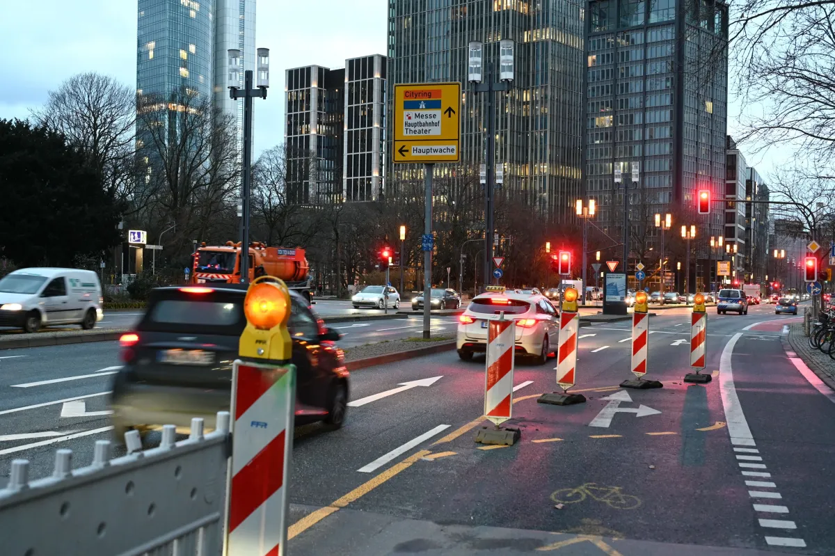 Baustellenabsicherung mit Leitbaken und Warnleuchten in Frankfurt/Main (© Adobe Stock)