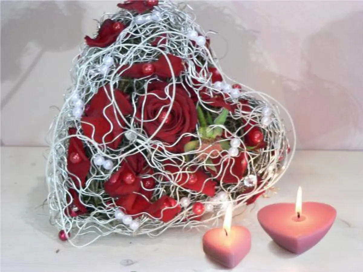Ein Herz aus Rosen... Foto: Gütegemeinschaft Kerzen