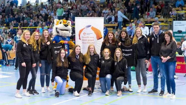 Bild: Stadtwerke Lübeck Trikot-Tausch: Handballerinnen vom TuS Lübeck 93 gewinnen neue Trainingsanzüge