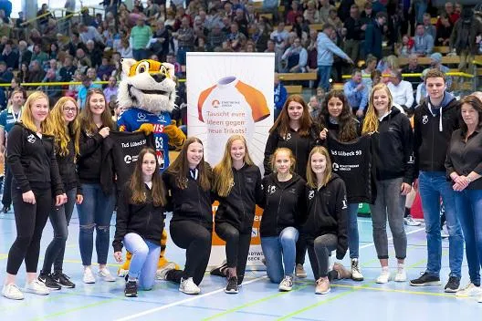 Stadtwerke Lübeck Trikot-Tausch: Handballerinnen vom TuS Lübeck 93 gewinnen neue Trainingsanzüge Bild: Stadtwerke Lübeck Trikot-Tausch: Handballerinnen vom TuS Lübeck 93 gewinnen neue Trainingsanzüge