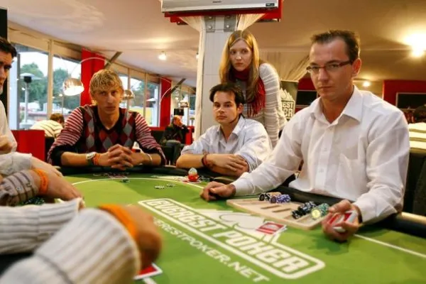 Die Everest Poker Soccer Challenge mit Bayer 04 Leverkusen Fußballprofi Gonzalo Castro Bild: Die Everest Poker Soccer Challenge mit Bayer 04 Leverkusen Fußballprofi Gonzalo Castro
