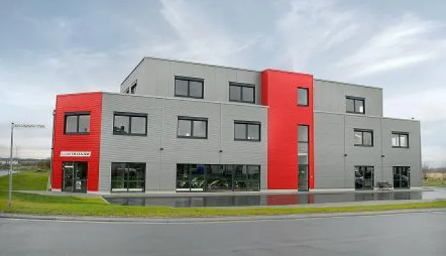 Bild: Am 22.05.2001 öffnet das Scooter Center Köln seine Türen für alle Neugierigen und Besucher