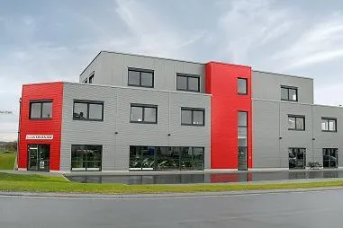 Am 22.05.2001 öffnet das Scooter Center Köln seine Türen für alle Neugierigen und Besucher Bild: Am 22.05.2001 öffnet das Scooter Center Köln seine Türen für alle Neugierigen und Besucher