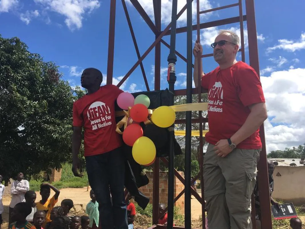 Stiftungsvorstand Andreas Mankel (r.) mit Helfern bei einer Aktion in Sambia.