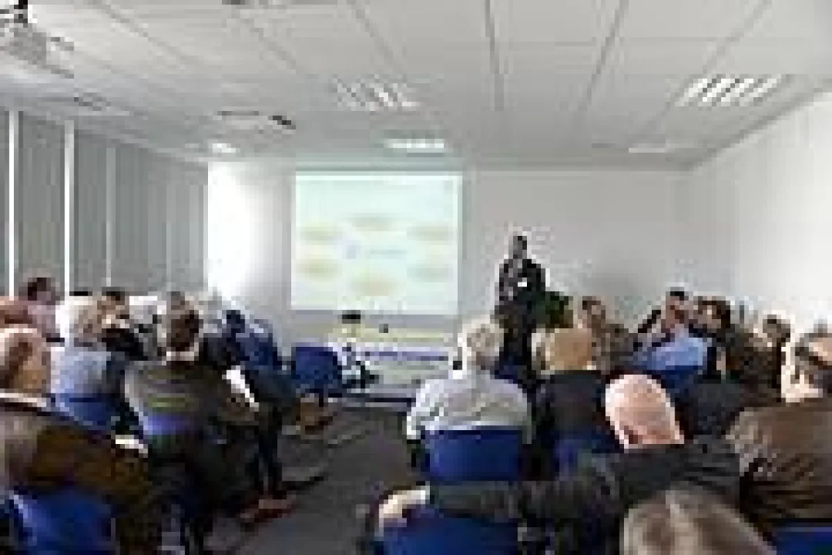 Christian Specht vom European Institute for Pharma Logistics bei seinem Vortrag in Düsseldorf.