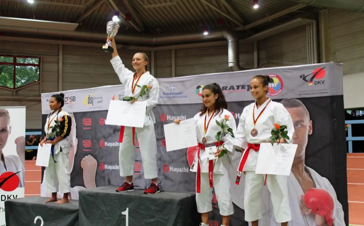 Daniela Woelke, Jahrgang 1998, beginnt im sechsten Lebensjahr mit dem Karate, um ihrem älteren Brude