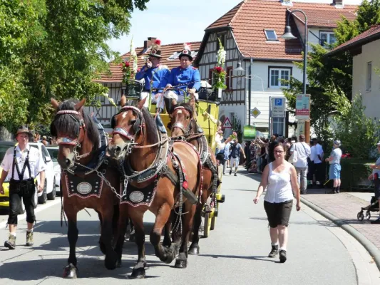 Bild: Modern und traditionell - das beliebte Lindenfelser Burg- und Trachtenfest