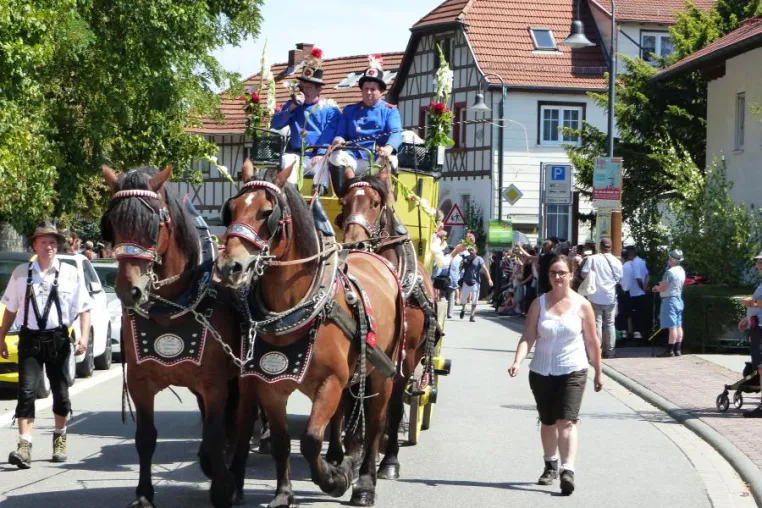 Modern und traditionell - das beliebte Lindenfelser Burg- und Trachtenfest Bild: Modern und traditionell - das beliebte Lindenfelser Burg- und Trachtenfest