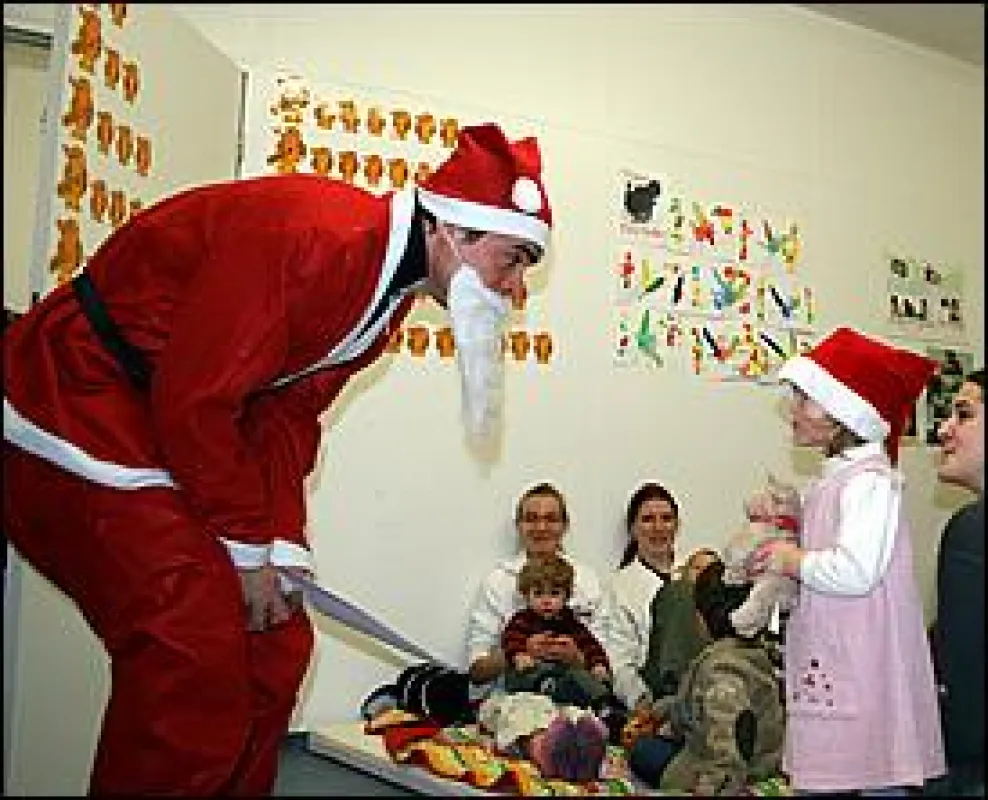 Der Nikolaus besucht die Stuttgarter Kindertagesstätte Little Giants