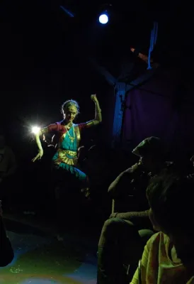 Bild: Indischer Tanz - Von Bollywood bis Bharata natyam - Devi - Tänze mit Carolin Gödeke