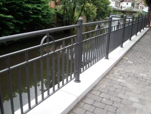 Bild: Ein Füllstabgeländer in modernem Design als zeitgemäßes Stadtmobiliar für dekorative Gestaltungen