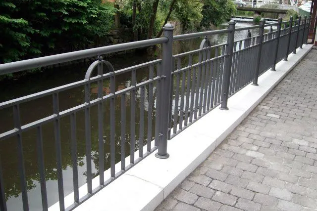 Ein Füllstabgeländer in modernem Design als zeitgemäßes Stadtmobiliar für dekorative Gestaltungen Bild: Ein Füllstabgeländer in modernem Design als zeitgemäßes Stadtmobiliar für dekorative Gestaltungen