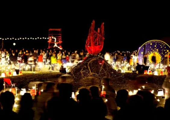 Bild: Come to MoraLand. Ein Jahrmarkt voller Wunder. Ein Land vor seinem Untergang. Eine alte Legende