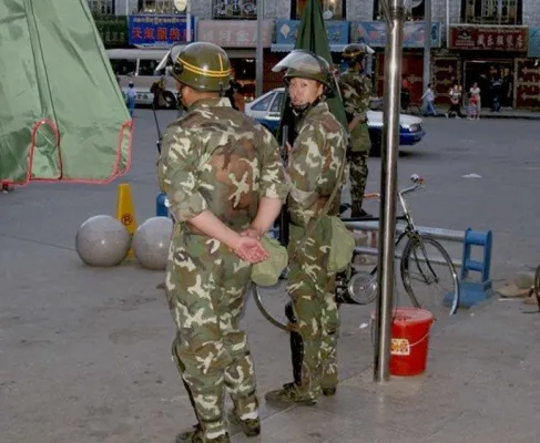 Bild: Tibet: “Glücklichsein unter Zwang oder Glück mit vorgehaltener Pistole”