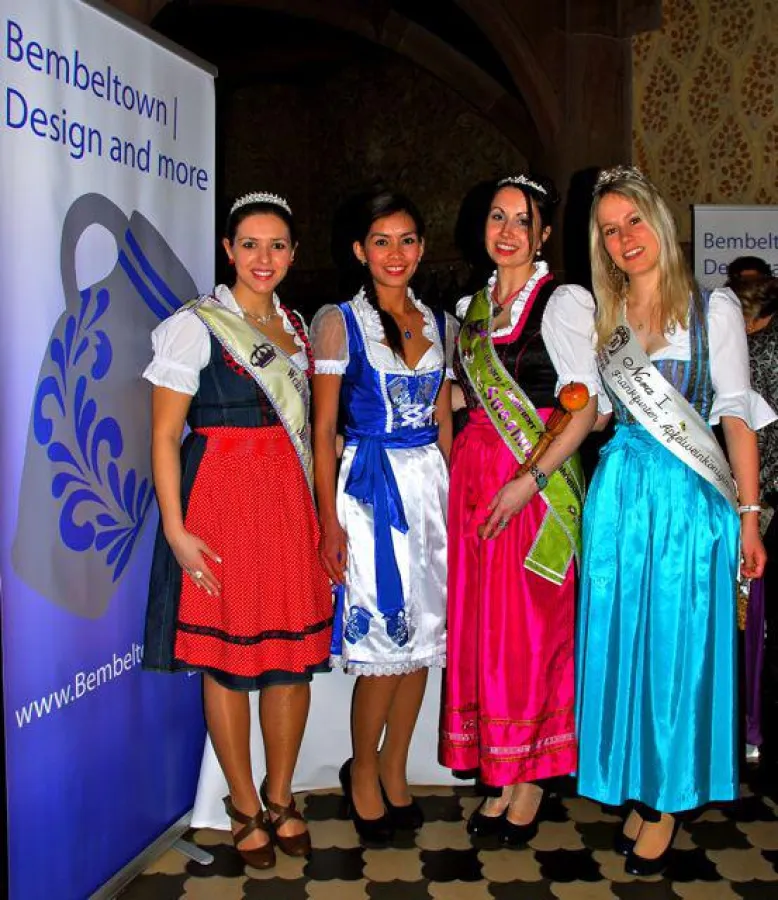 Bembel Dirndl umrahmt von den Apfelwein Königinnen im Frankfurter Römer