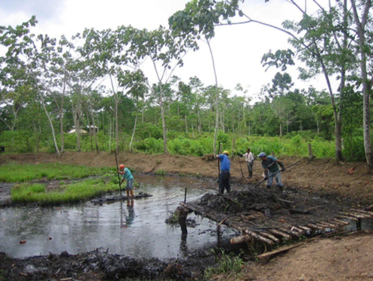 Eine von hunderten offenen Gruben im ecuadorianischen Amazonasgebiet, in denen Abfälle aus der Ölförderung versickern. Bei Starkregen läuft die Grube über, die giftigen Abwässer gelangen in die Flüsse