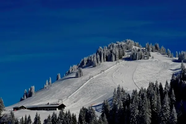 Bild: Auf geht’s zur Skisaison in Oberstaufen - Winterurlaub im Königshof mit allen Sinnen genießen