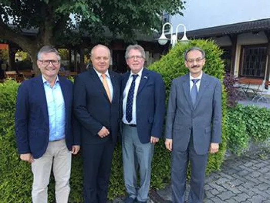 Bild: Amtswechsel beim Lions-Club Kulmbach-Plassenburg: Dekan Jürgen Zinck ist neuer Präsident