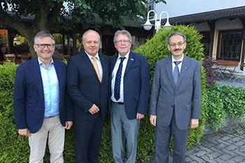 Bild: Amtswechsel beim Lions-Club Kulmbach-Plassenburg: Dekan Jürgen Zinck ist neuer Präsident