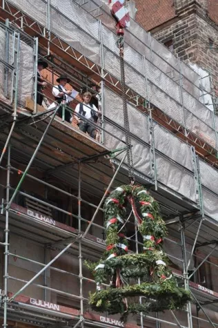 Bild: Jugendherberge Nürnberg feiert Richtfest