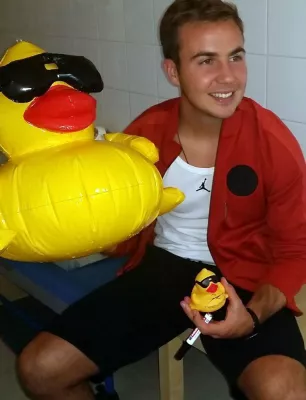 Bild: Mario Götze als Ententrainer - Prominenter Coach für Trierer Enten