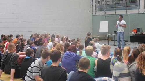 Förderschule in Ludwigshafen begrüßt Musiker „2schneidig“ zum Suchtpräventionsprojekttag Bild: Förderschule in Ludwigshafen begrüßt Musiker „2schneidig“ zum Suchtpräventionsprojekttag