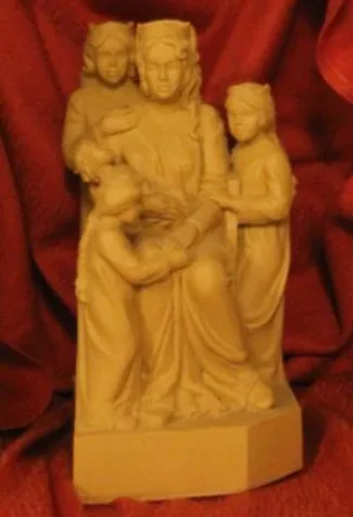 Bild: Vereinigte Internet Galerien mit staufischen Skulpturen