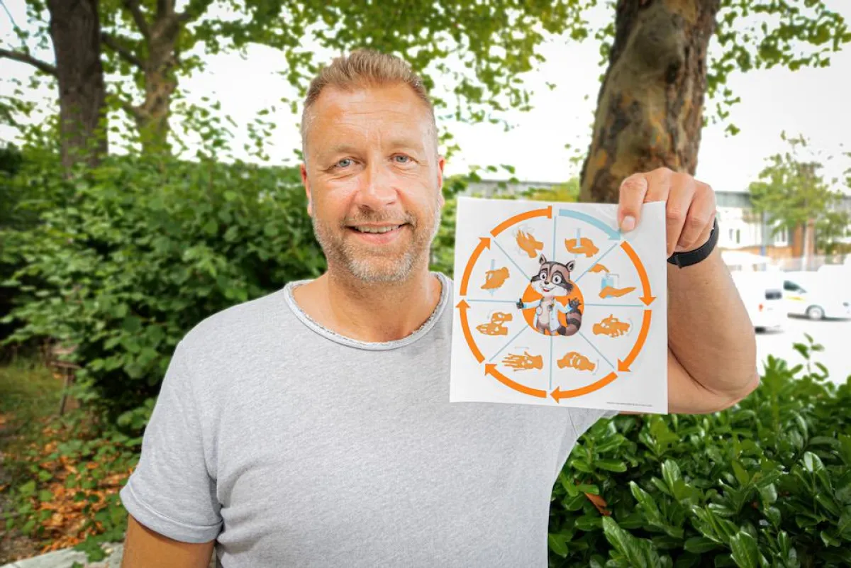 Marcell Engel zeigt den neuen Aufkleber 