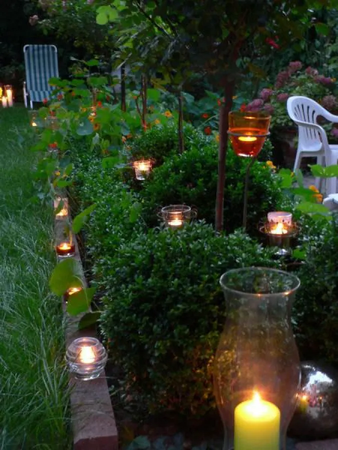 Viele Kerzen  tauchen den Garten in ein wunderbares Licht! Fotovermerk: Gütegemeinschaft Kerzen