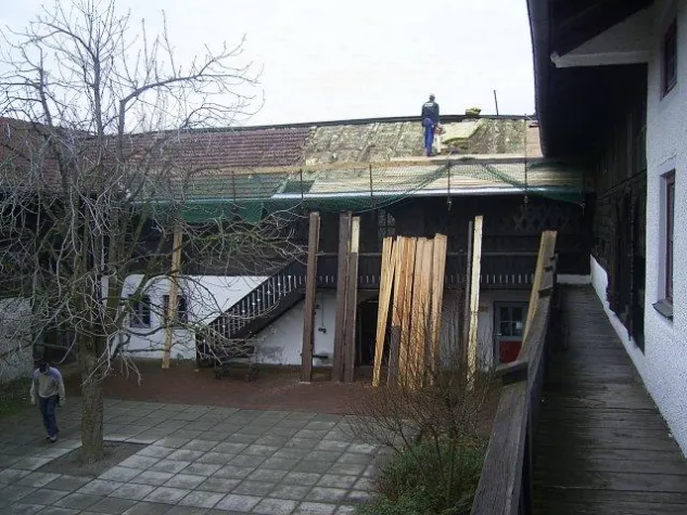 Bild: Obermeierhof - Neues Dach auf dem Querstall
