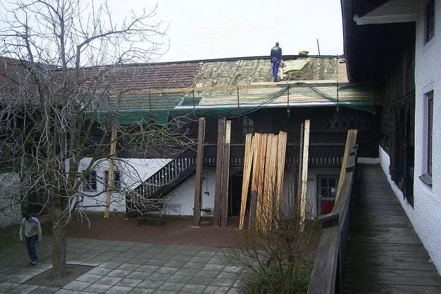 Bild: Obermeierhof - Neues Dach auf dem Querstall