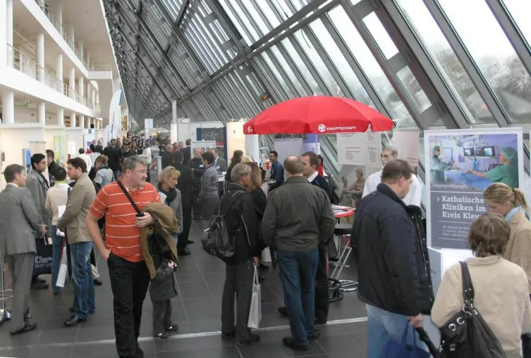 Bild: Umworbene Gesundheitskräfte auf der Jobmesse Medizin und Gesundheit 2011 am 11./12. November in Gelsenkirchen