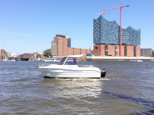 Bild: Kreuzfahrtbegleitung: Wie verhalte ich mich im Hamburger Hafen in verkehrsreichen Situationen?