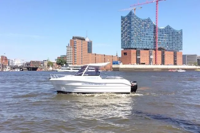 Bild: Kreuzfahrtbegleitung: Wie verhalte ich mich im Hamburger Hafen in verkehrsreichen Situationen?