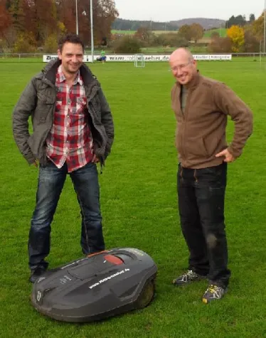 Bild: Mähroboter sind die besseren Sportplatzmäher