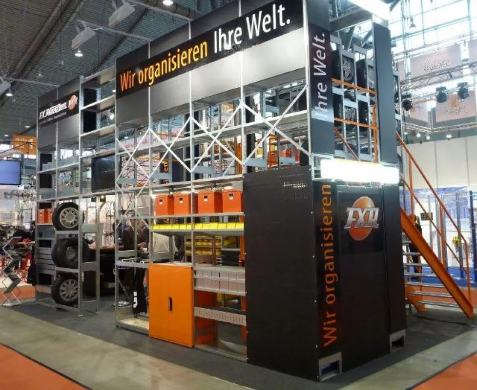 Zweigeschossiger Messestand aus F. X. Rauscher Lagertechnik (Quelle: F. X. Rauscher)