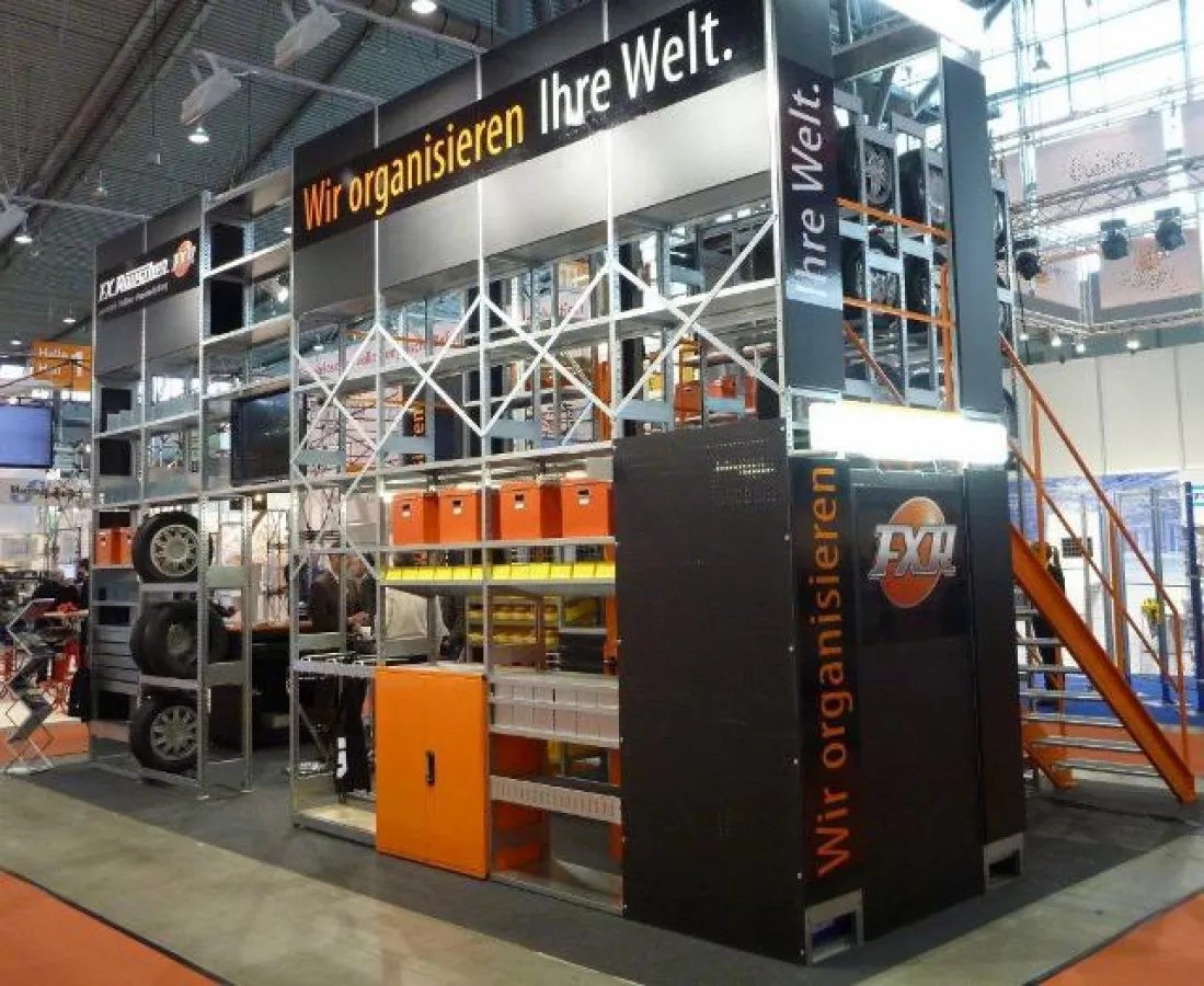 Zweigeschossiger Messestand aus F. X. Rauscher Lagertechnik (Quelle: F. X. Rauscher)