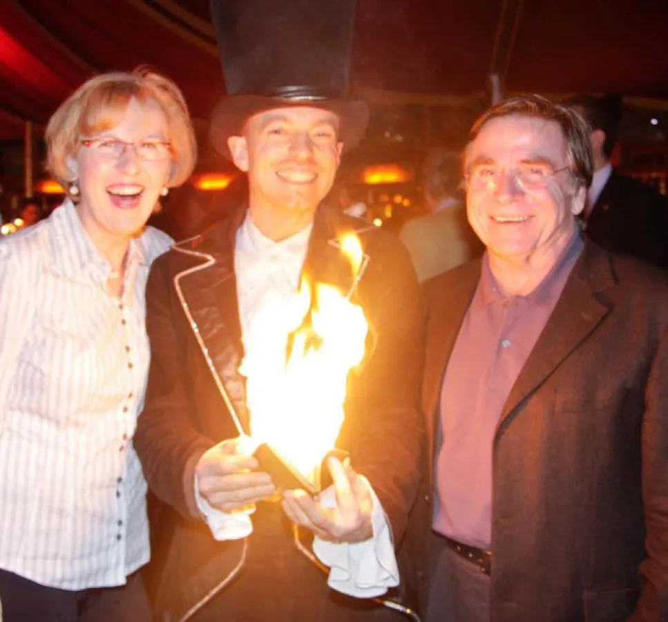 TV-Star Elmar Wepper und Ehefrau Anita staunten über die Tricks von Timothy Trust, einem der Stars der Teatro-Show